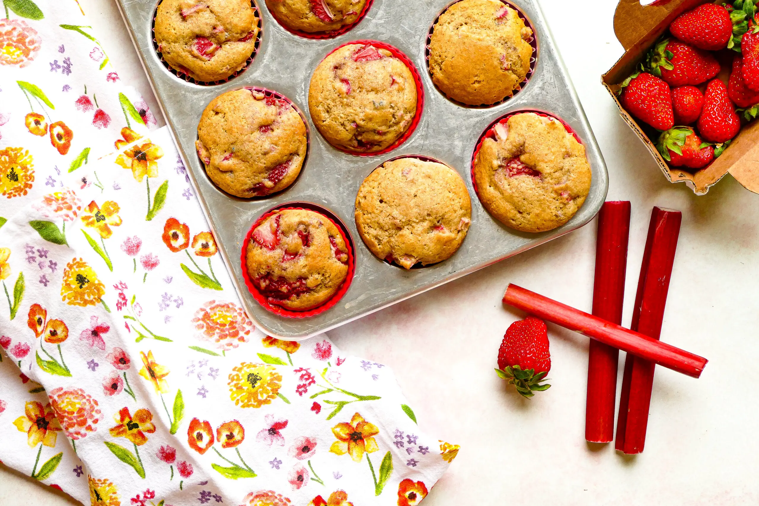 Muffins aux fraises et à la rhubarbe