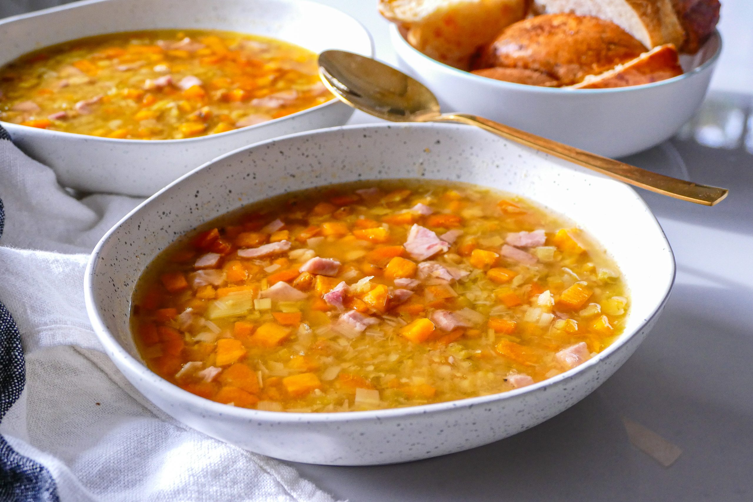 Soupe aux pois cassés, lentilles et jambon