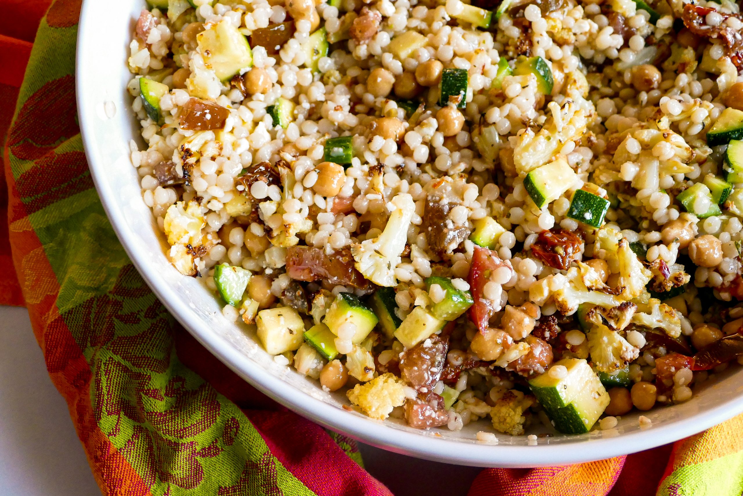 Salade de coucous israéliens au chou-fleur rôti et aux pois chiches