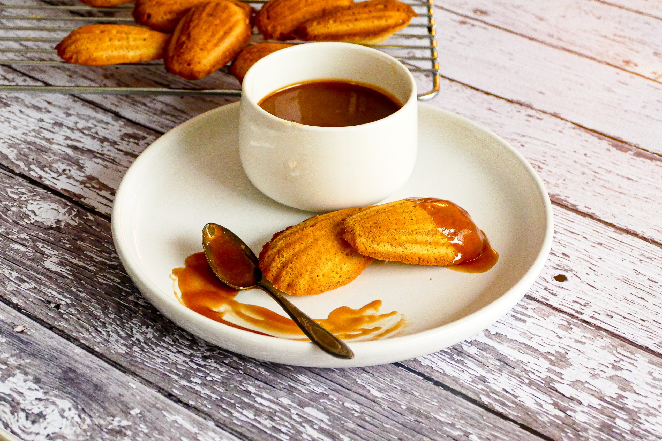 Madeleines aux noix et au beurre noisette avec son caramel à la fleur de sel