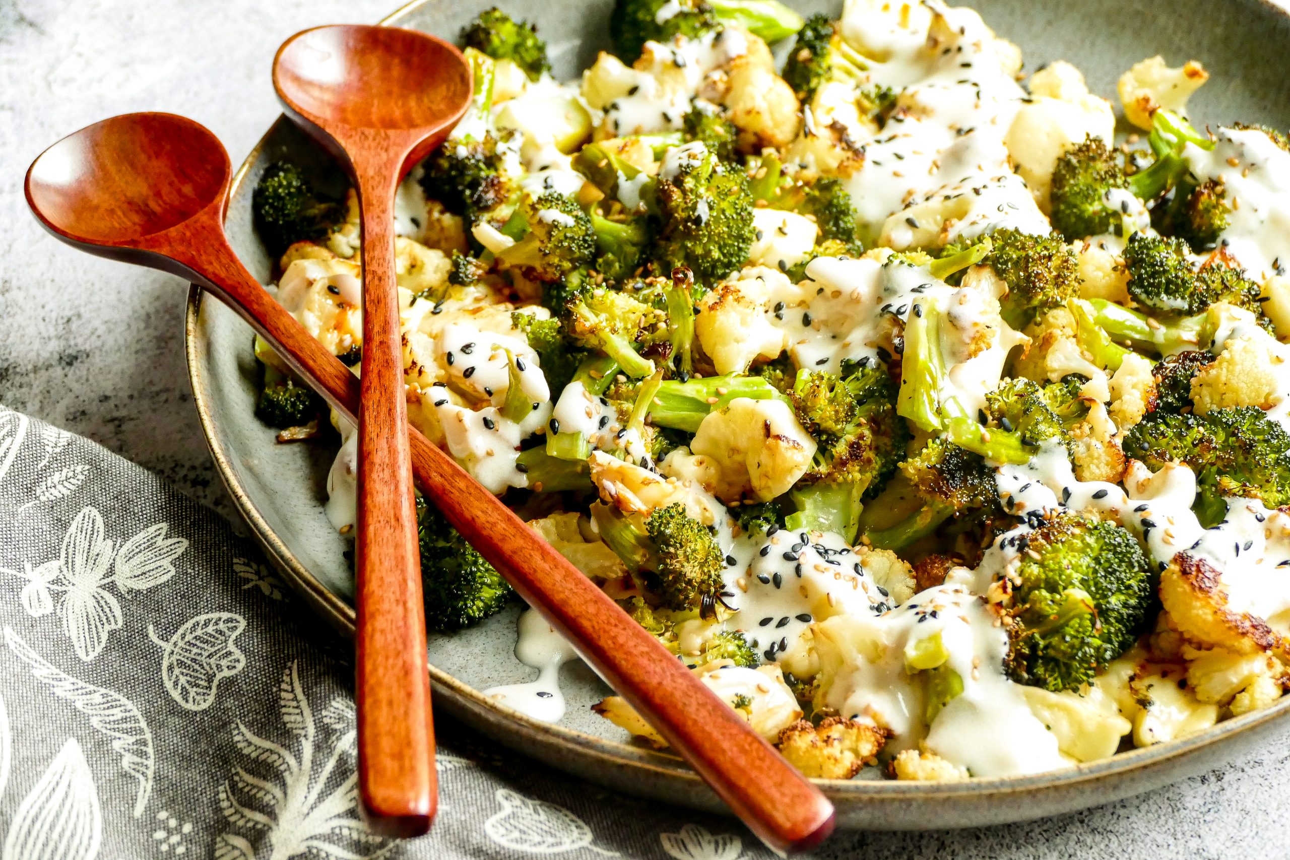 Brocoli, chou-fleur et halloumi rôtis, sauce aux yogourt, miel et citron