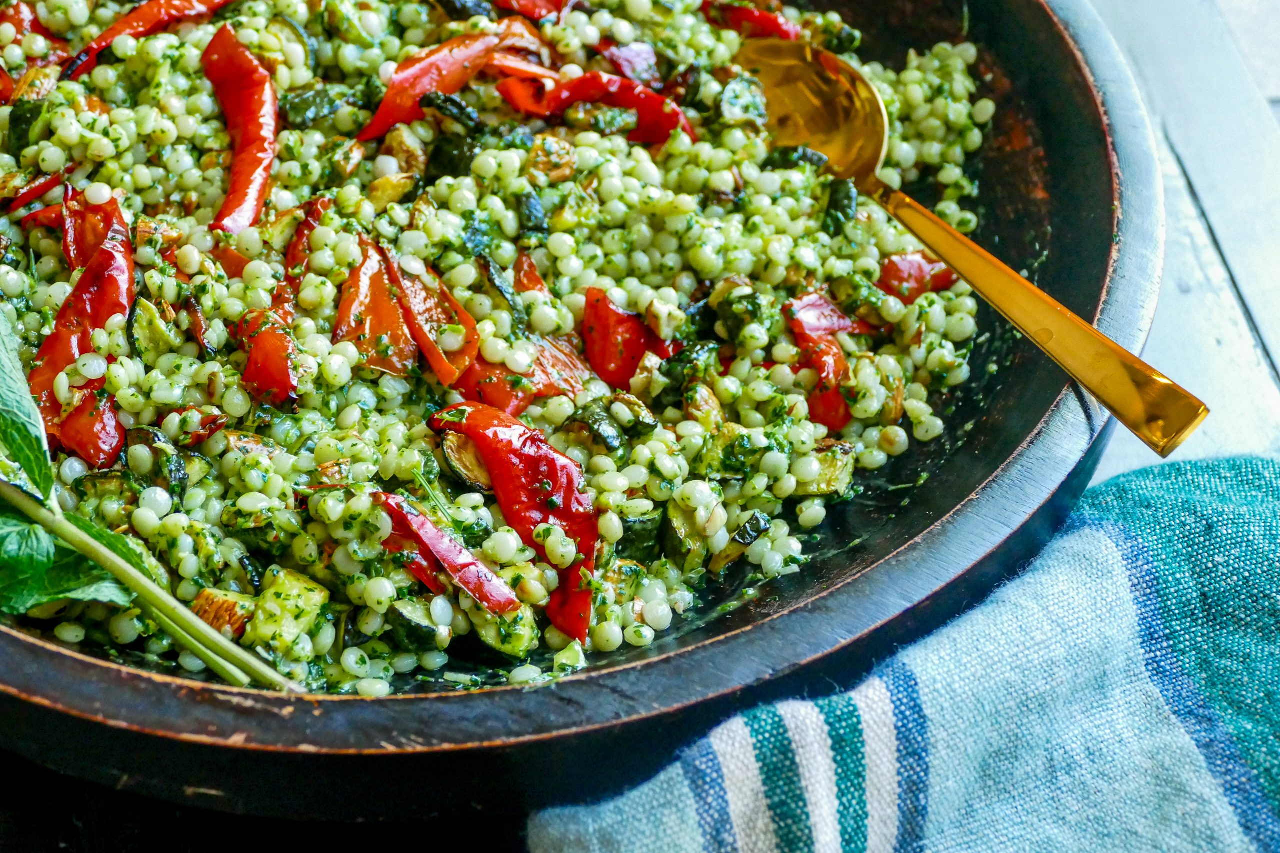 Salade de couscous israélien aux courgettes et poivrons rôtis, vinaigrette au persil