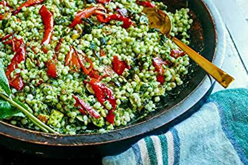 Salade de couscous israélien aux courgettes et poivrons rôtis, vinaigrette au persil