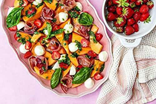 Salade de cantaloup, bocconcini, prosciutto, fraise et basilic