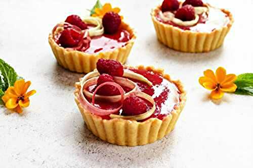 Tartelettes jardinières avec gelée de rhubarbe et de framboise