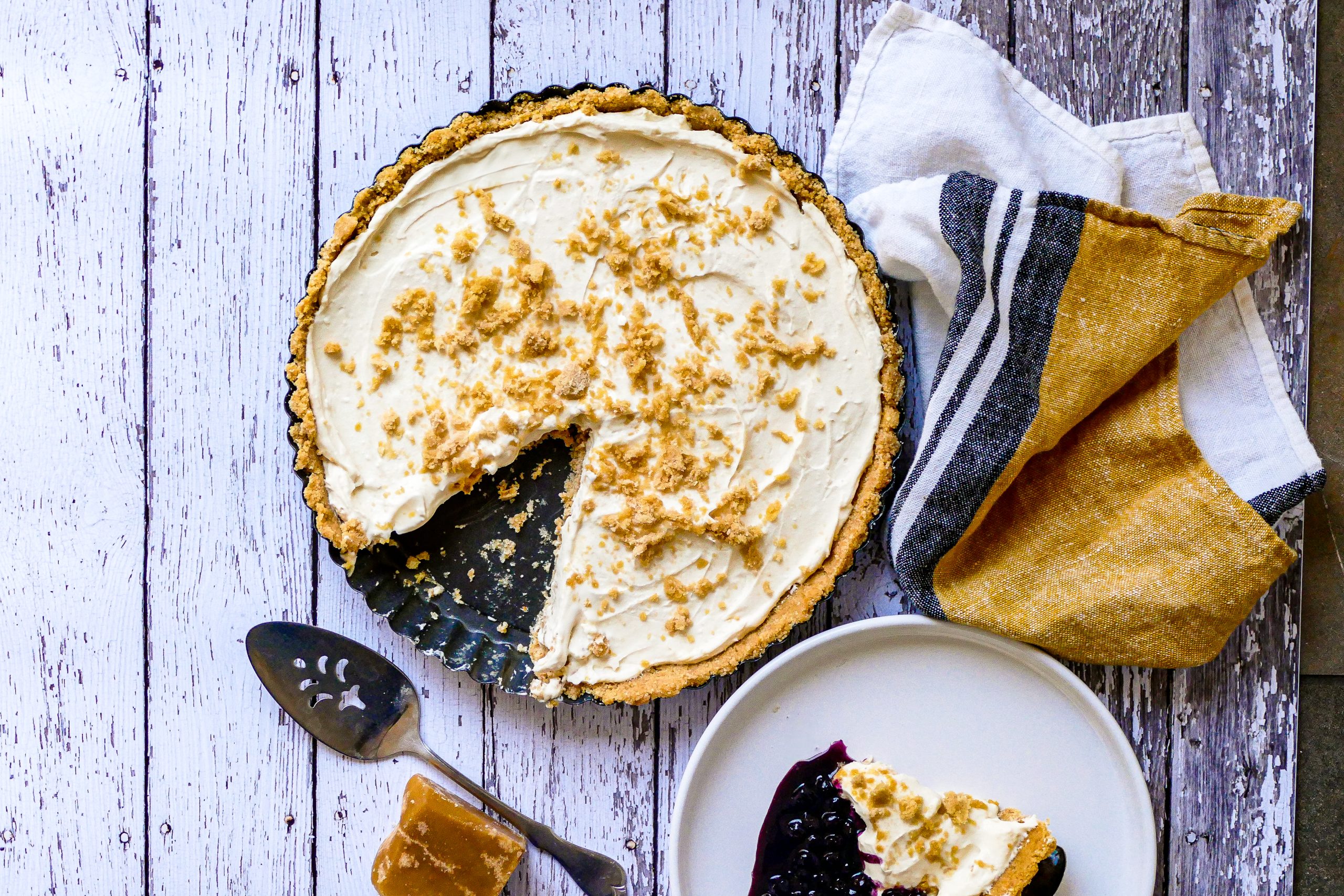 Tarte à l’érable et au fromage, sauce aux bleuets et à l’érable