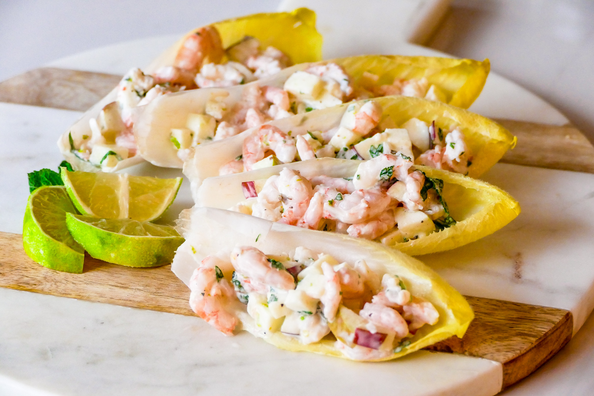Barquettes d’endive aux crevettes, pomme, et menthe