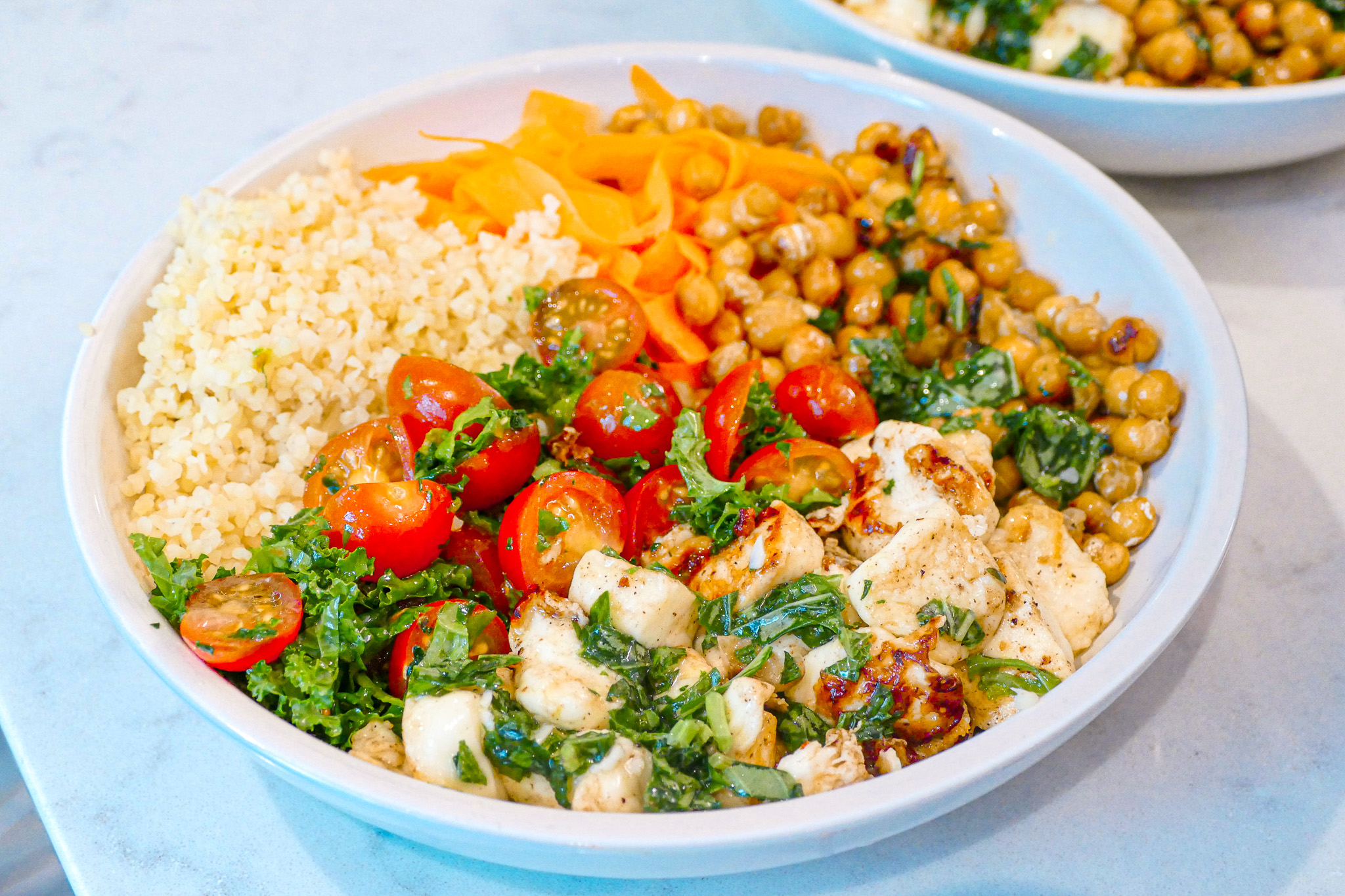 Bol d’halloumi et pois chiches rôtis à la poêle, vinaigrette au basilic et à la menthe