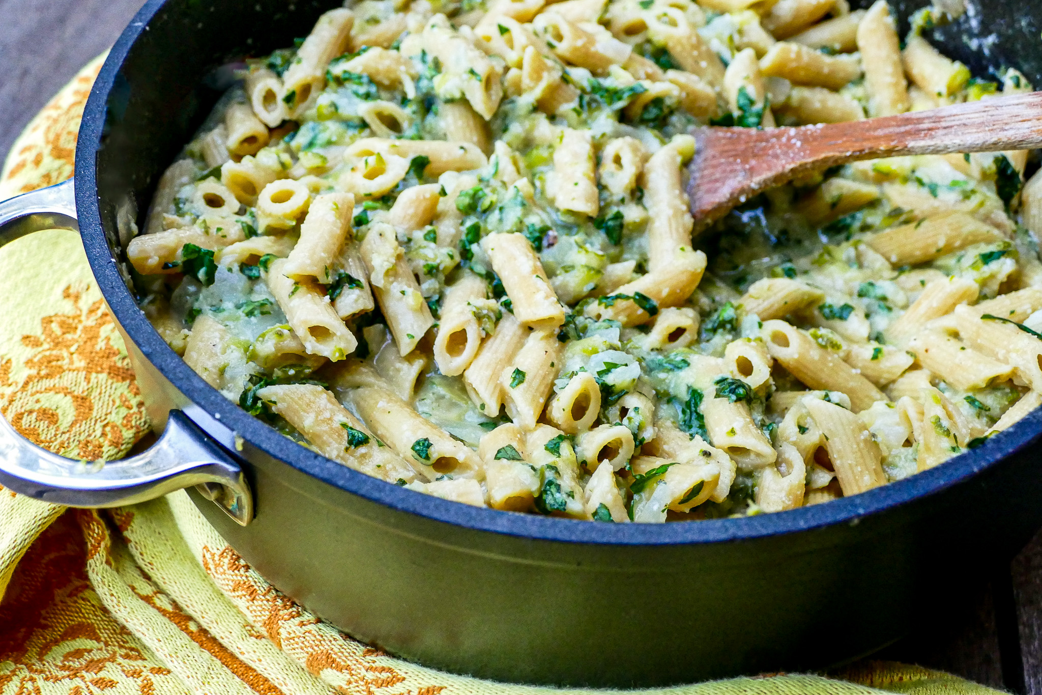Casserole crémeuse « one pot » de courgettes, basilic et amande
