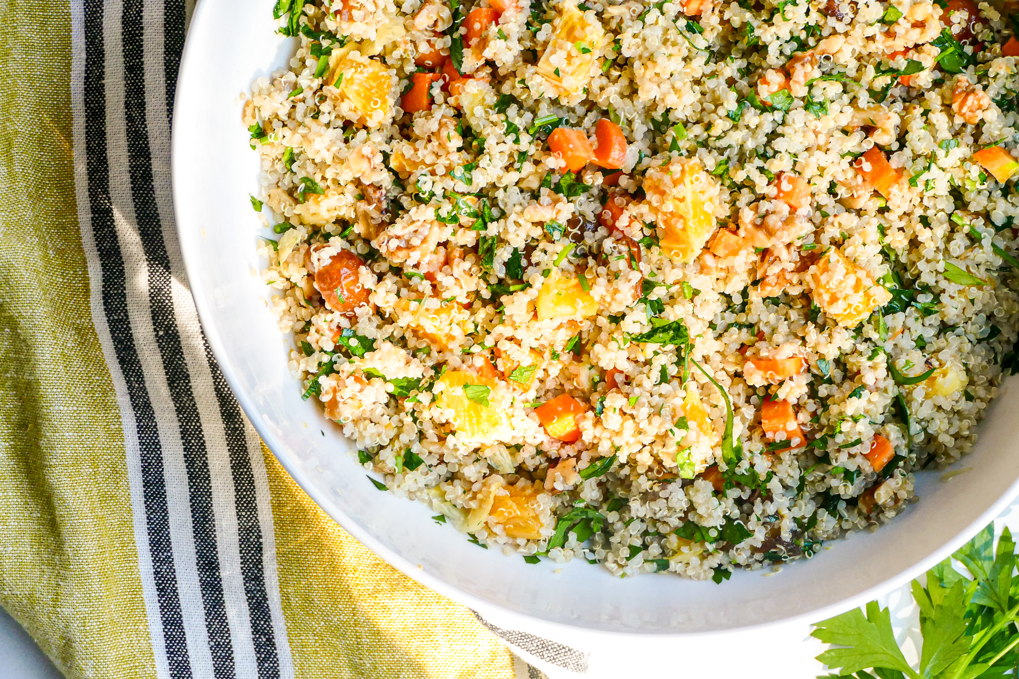 Salade de quinoa, orange, datte et noix