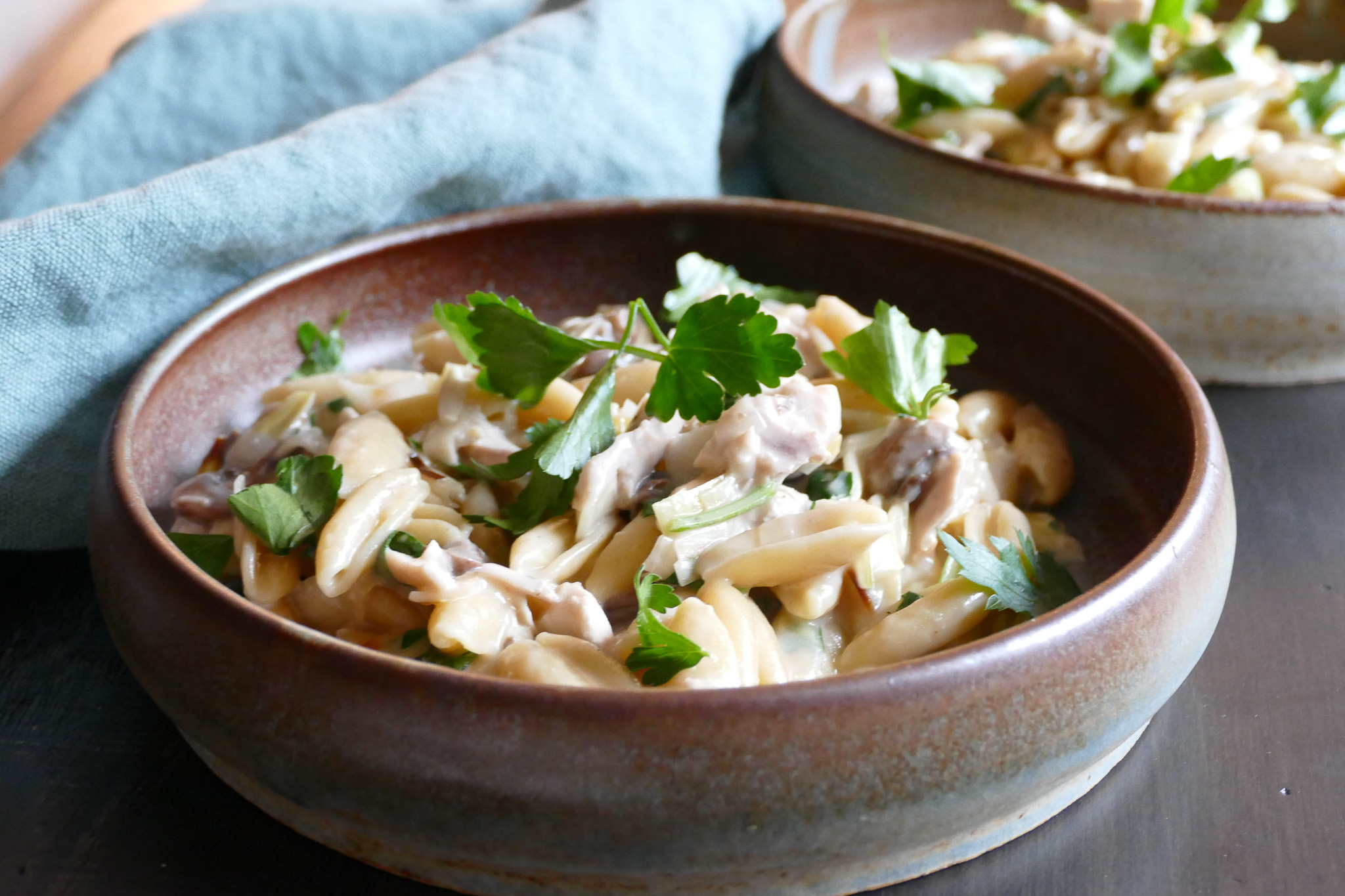 Pâtes aux poireaux fondants, champignons, poulet et chèvre