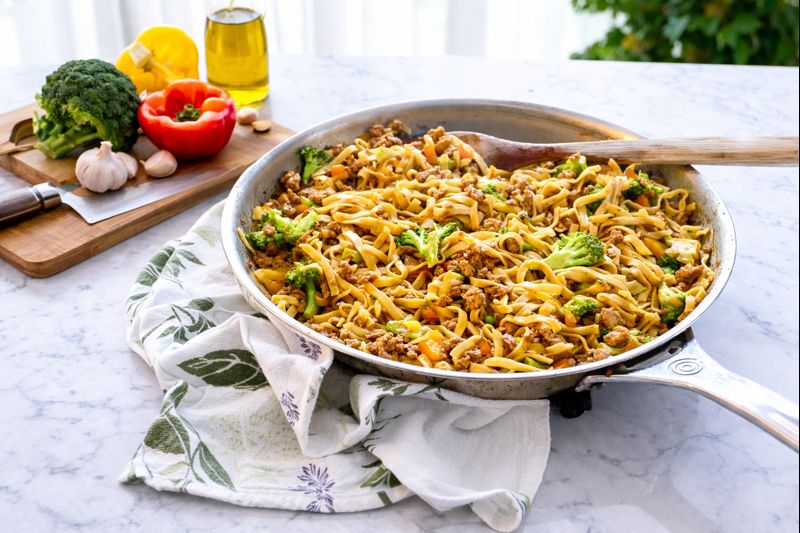 Chow mein au porc haché et légumes