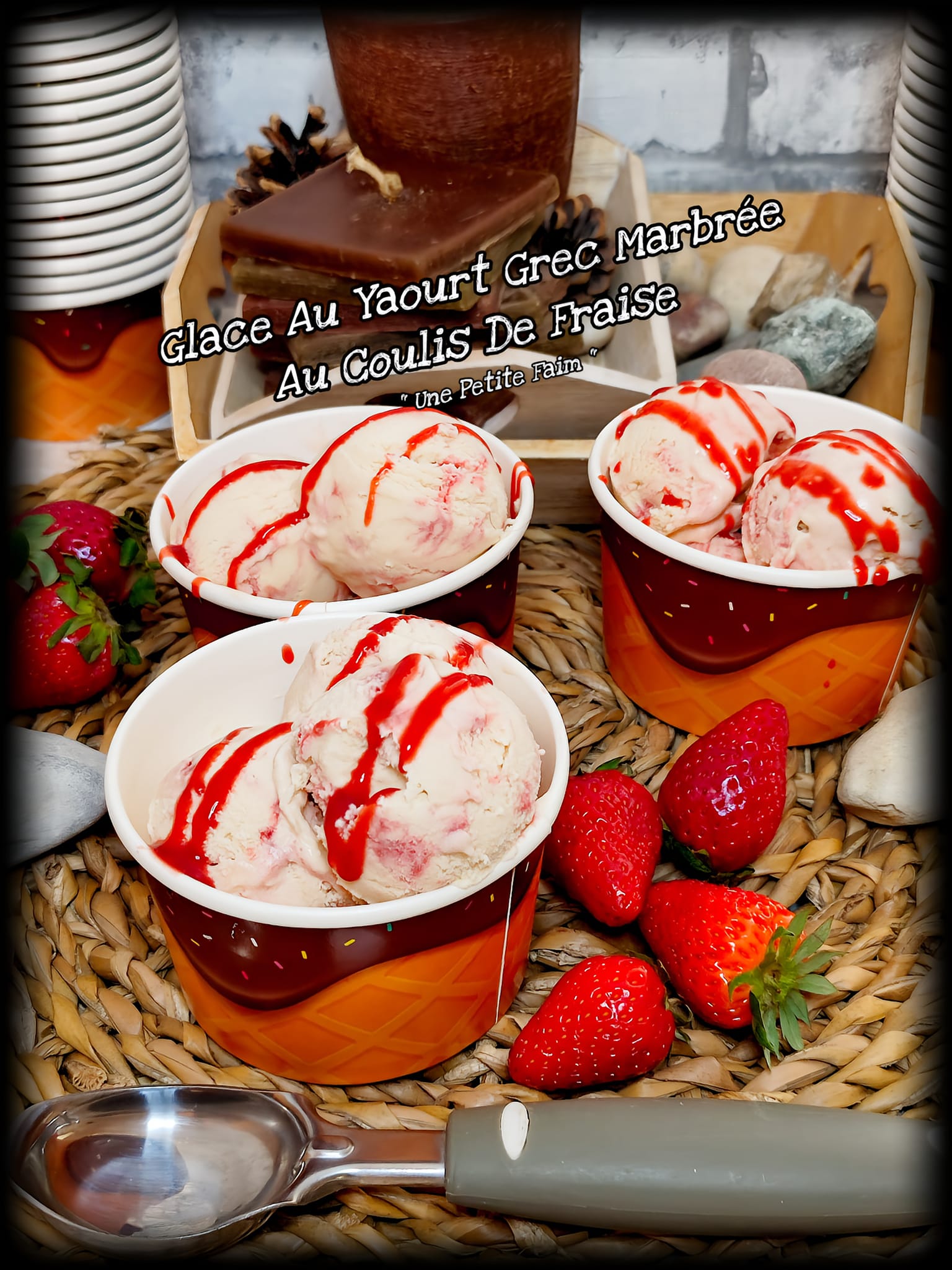 Glace Au Yaourt Grec Marbrée Au Coulis De Fraise