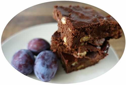 Brownie sans matière grasse au chocolat noir, quetsches & noix de cajou