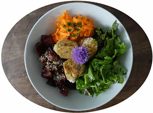 Buddha bowl aux falafels à l'ail des ours, carottes, betteraves & salade verte