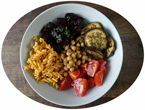 Buddha bowl aux légumes rôtis, tomates fraîches & torsades de lentilles corail