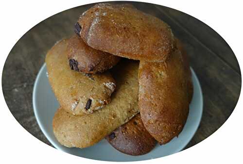 Petits pains briochés à la farine semi-complète, huile d'olive & chocolat noir