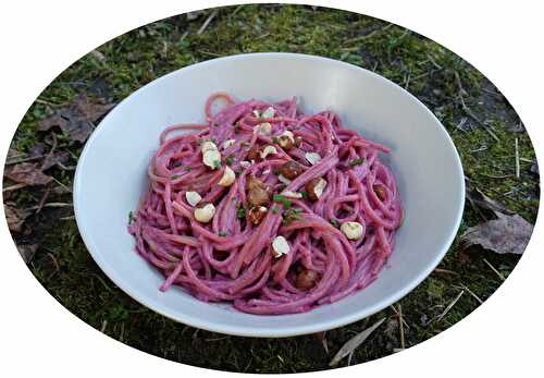 Spaghettis complètes à la crème de betteraves, chèvre frais & noisettes