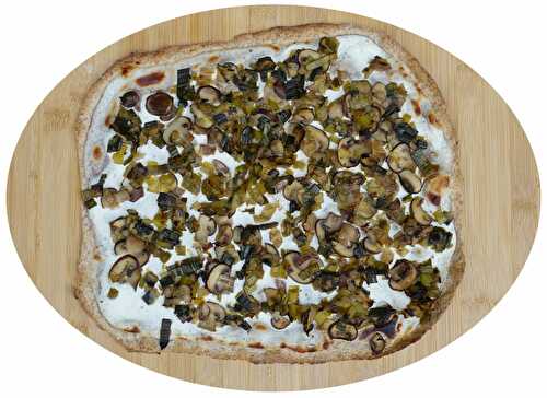 Tarte flambée à la farine semi-complète, poireaux & champignons