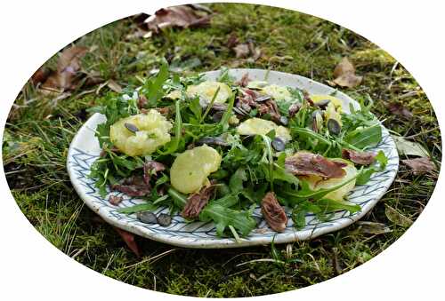 Salade de fêtes : roquette, pommes de terres sautées & cuisses de canards - Une Renarde aux fourneaux