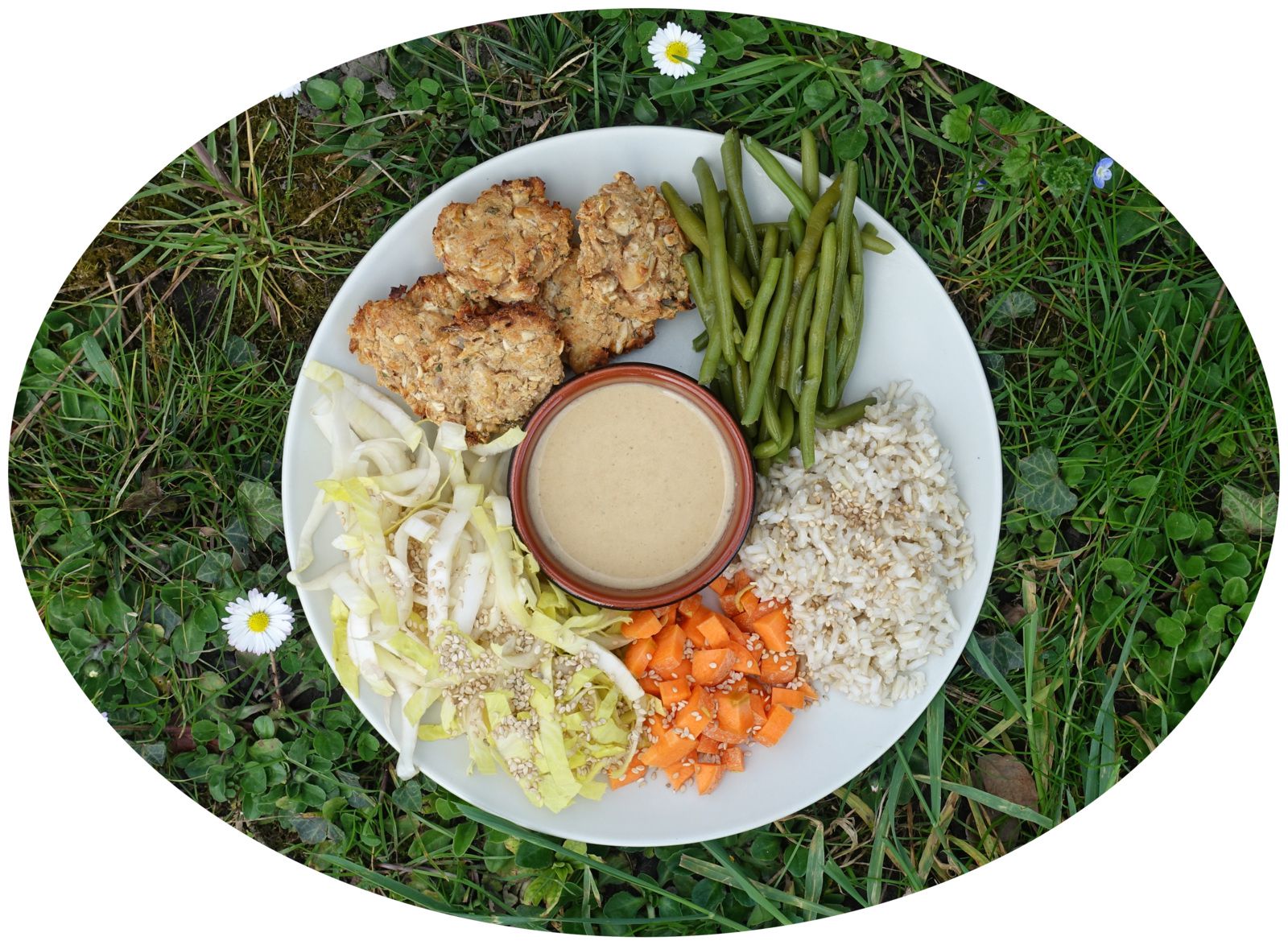 Buddha bowl aux falafels de haricots blancs, riz complet, crudités & sauce cacahuète - IG Bas / sans lactose