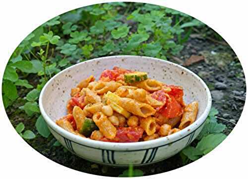 Salade de pâtes express aux légumes d'été, pois chiches & pesto rosso - IG Bas