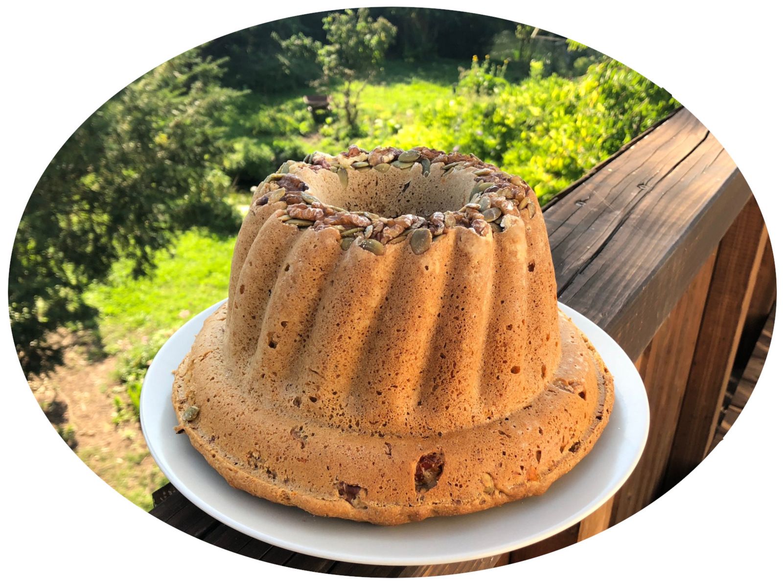 Kougelhopf à la farine semi-complète aux tomates séchées, noix & graines de courge