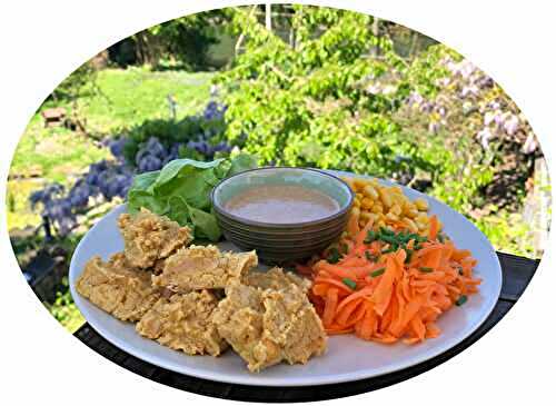 Buddha bowl aux falafels moelleux, maïs, crudités & sauce cacahuète