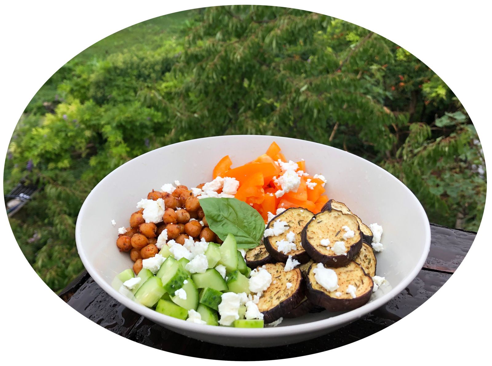 Assiette composée aux pois chiches croustillants, aubergines rôties, feta & crudités - IG Bas