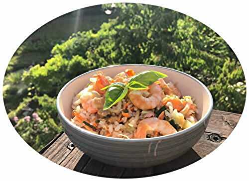 Salade de riz semi-complet façon thaïe - carotte, concombre, crevette, cacahuète. 