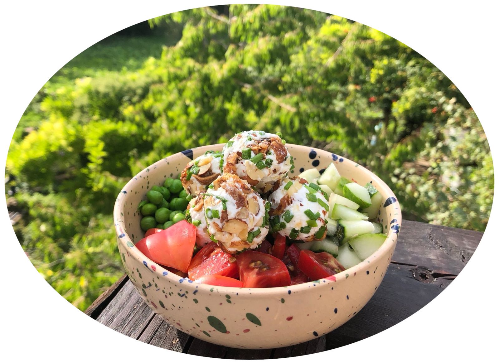Salade bowl aux boulettes de chèvre frais, petits pois & crudités - IG Bas