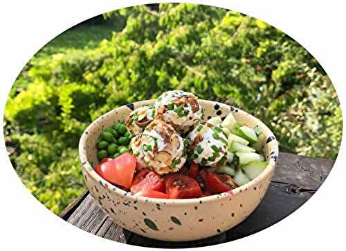 Salade bowl aux boulettes de chèvre frais, petits pois & crudités - IG Bas