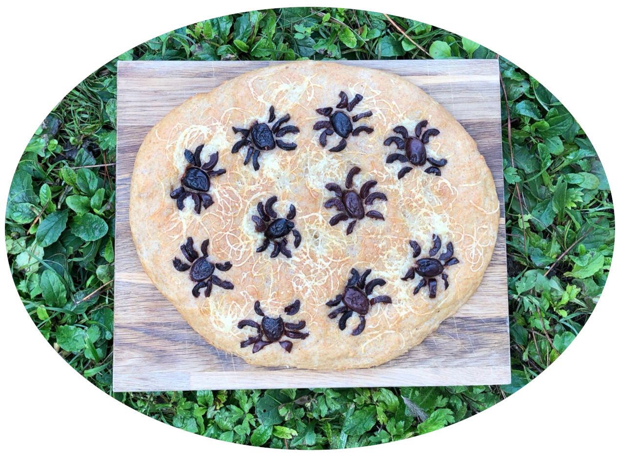 Focaccia d'halloween à la farine semi-complète, emmental & olives noires