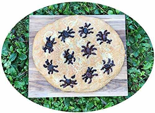 Focaccia d'halloween à la farine semi-complète, emmental & olives noires