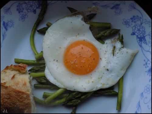 Asperges à l'oeuf frit