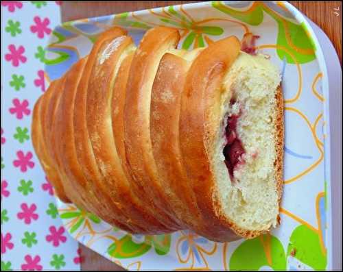 Brioche tressée à la cerise