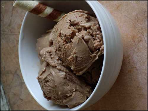 Glace au chocolat et éclats de cacahuètes