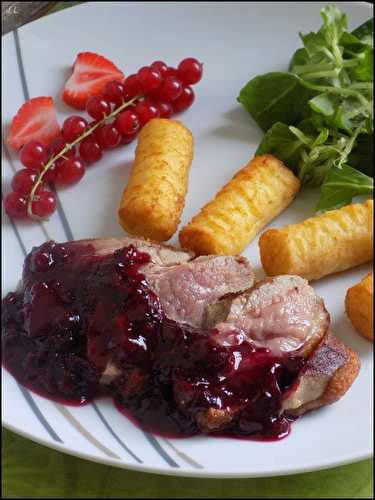 Magrets de canard, sauce aux fruits rouges