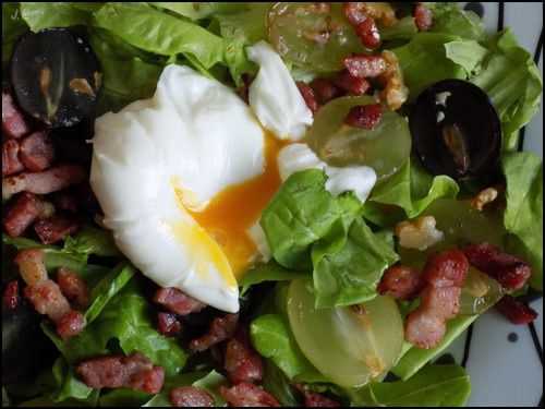 Oeuf poché sur son lit de salade d'automne