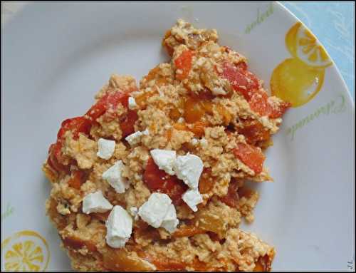 Oeufs brouillés aux poivrons et feta