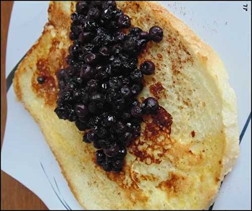 Pain perdu à la myrtilles et à la cannelle