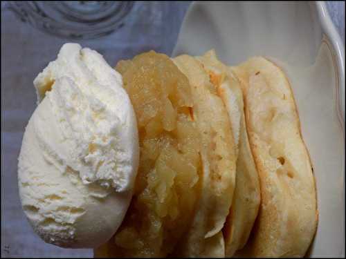 Pancakes aux pommes et glace vanille