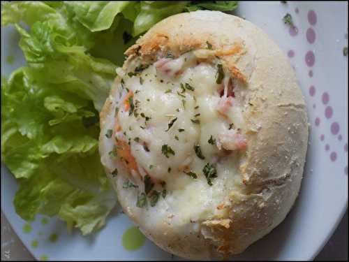 Petits pains fourrés à l'oeuf, jambon et fromage