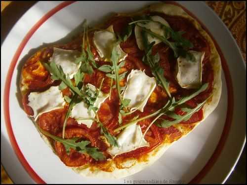 Pizza à la tomate et au chèvre