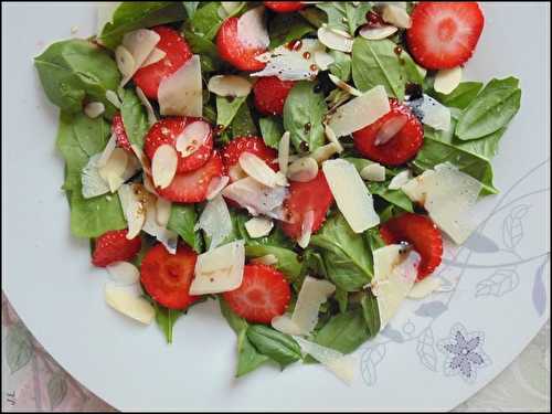 Salade à la fraise, parmesan et amandes