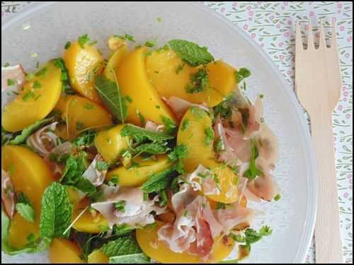 Salade aux pêches, jambon fumé et herbes du jardin