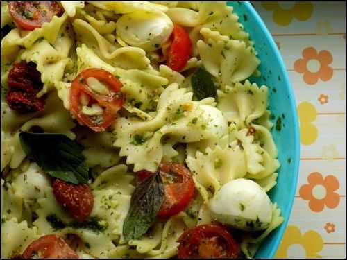 Salade de farfalles au pesto et tomates