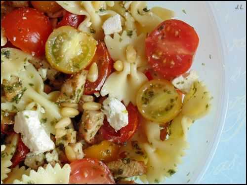 Salade de farfalles au pesto, tomates et feta