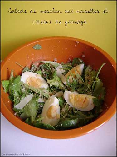 Salade de mesclun oeufs durs, noisettes et copeaux de fromage