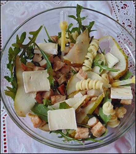 Salade de pâtes au poulet rôti et au brie